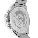 Rückseite einer Diesel-Armbanduhr - Der Mega Chief mit einem Metallband, auf dem das Diesel-Logo und der Text "ONLY THE BRAVE" eingraviert sind.