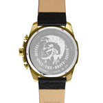 Rückansicht der Diesel Armbanduhr - The Mega Chief von Diesel mit schwarzem und hellbraunem Lederarmband und einem eingravierten Logo auf dem Metallgehäuse.