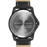 Rückseite des Armani Exchange Sets - Die schwarze Uhr und das Curb Chain Armband, mit eingraviertem Branding und braunem Lederarmband von Armani Exchange.