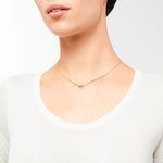 Liebeskind Berlin Kette mit grafischem Herzanhänger in der Farbe gold Tragebild