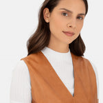 Liebeskind Berlin Ohrstecker im Herzmotiv in der Farbe roségold Tragebild