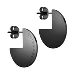 Die LIEBESKIND BERLIN Ohrstecker - The Mirror sind schwarze, halbrunde Ohrstecker im schicken Creolen-Design, die auf einem Ohrring den Markennamen tragen - ein auffälliger Damen Schmuck von Liebeskind Berlin.