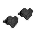 Schwarze geometrische Ohrstecker in Herzform aus dem Liebeskind Berlin Set - Broken Heart, mit einem facettierten Design auf weißem Hintergrund - perfekt zu Ihrem Lieblingsstück oder einer zarten Herz Halskette.