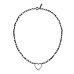 Liebeskind Berlin Halskette bestehend aus einer schwarzen Gliederkette mit einem Herzanhänger; Tragebild