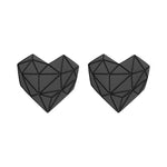 Zwei schwarze, geometrische, herzförmige Objekte mit dreieckigen Mustern erinnern an die moderne Eleganz des Liebeskind Berlin Set - Broken Heart, das sich ideal mit Ihren liebsten Roségold Ohrringen kombinieren lässt.