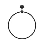 Die LIEBESKIND BERLIN Creole - The Retro One von Liebeskind Berlin lässt sich perfekt mit einem schwarzen, kreisrunden Kropfband kombinieren, um ein modernes, stilvolles Layering oder einen Omega-Ketten-Look zu kreieren. Ideal, um jedem Outfit eine schicke Note zu verleihen.