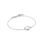 Das Ania Haie Armband - Chain Reaction ist ein zartes, minimalistisches Silberarmband mit glattem Open-Circle-Charm und verstellbarem Verschluss - das perfekte elegante Accessoire von Ania Haie für jeden Anlass.