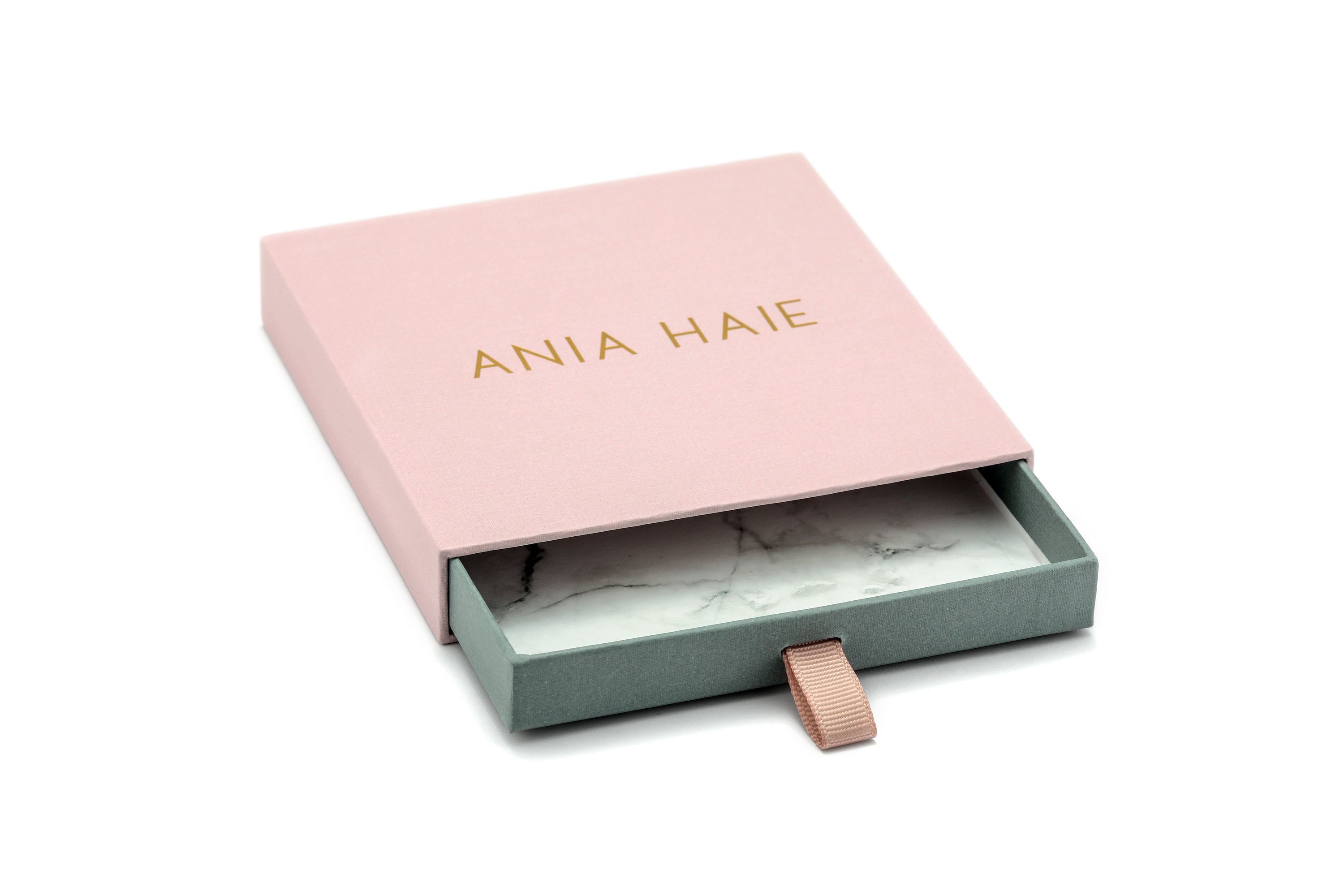 Ania Haie Armband - The Chic Minimalist mit Zirkoniastein Verzierung in der Farbe silber Verpackungsbild