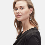 Liebeskind Berlin Creole mit Logo-Anhänger in der Farbe silber Tragebild