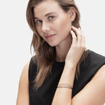 Liebeskind Berlin Armband im Layerdesign mit drei verschiedenen Kettenstyles in der Farbe schwarz Tragebild