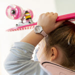 Cool Time Kids Armbanduhr mit Blütenmotiv auf dem Zifferblatt, silbernem Gehäuse und rosa Kunstlederarmband; Tragebild