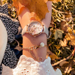 Cool Time Kids Armbanduhr mit Blütenmotiv auf dem Zifferblatt, roségoldenem Gehäuse und rosa Kunstlederarmband; Tragebild