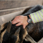 Cool Time Kids Armbanduhr mit Blütenmotiv auf dem Zifferblatt, schwarzem Gehäuse und schwarzem Kunstlederarmband; Tragebild