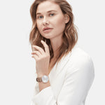 Liebeskind Berlin Armbanduhr mit weißem Sunray-Zifferblatt, roségoldenem Gehäuse und beigem Lederband Tragebild