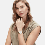 Liebeskind Berlin Armbanduhr - Keep Loving mit austauschbarem Edelstahlarmband; in der Farbe gold Tragebild