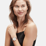 Liebeskind Berlin Armbanduhr - Keep Loving mit austauschbarem Edelstahlarmband; in der Farbe roségold Tragebild