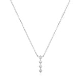 Minimalistisches Design und Eleganz: Die Ania Haie Halskette - Spike it up aus 925er Sterlingsilber überzeugt mit vertikalem Anhänger und vier pyramidenförmigen Nieten.