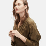 Liebeskind Berlin Armband bestehend aus sich abwechselnden goldenen, runden und eckigen Kugeln; Tragebild