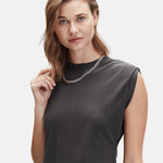 Liebeskind Berlin Halskette mit rustikaler massiver Edelstahlkette in der Farbe silber Tragebild