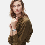 Liebeskind Berlin Armbanduhr mit silbernem Zifferblatt, geriffelter Lünette, silbernem Gehäuse, Multifunktionswerk und silbernem Edelstahlband Tragebild