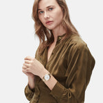 Liebeskind Berlin Armbanduhr mit goldenem Gehäuse, geriffelter Lünette, Multifunktionswerk und goldenem Edelstahlband Tragebild