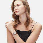 Liebeskind Berlin Armbanduhr mit roségoldenem Gehäuse, geriffelter Lünette, Multifunktionswerk und roségoldenem Edelstahlband Tragebild