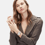 Liebeskind Berlin Armbanduhr mit silbernem Gehäuse, roségoldener geriffelten Lünette, Multifunktionswerk und bicolor roségold silbernem Edelstahlband Tragebild