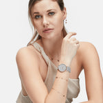 Liebeskind Berlin Armbanduhr mit grauem Zifferblatt, roségoldenem Gehäuse und grauem Lederband Tragebild