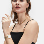 Liebeskind Berlin Armbanduhr mit gebürstetem Edelstahl-Zifferblatt, goldenem Gehäuse und goldenem Edelstahlband Tragebild