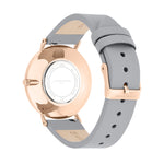 Rückansicht der LIEBESKIND BERLIN Armbanduhr - Colour Spring von Liebeskind Berlin, einer eleganten Business-Uhr mit roségoldenem Gehäuse, hellgrauem Lederarmband und der Gravur "LIEBESKIND" auf der Schließe.