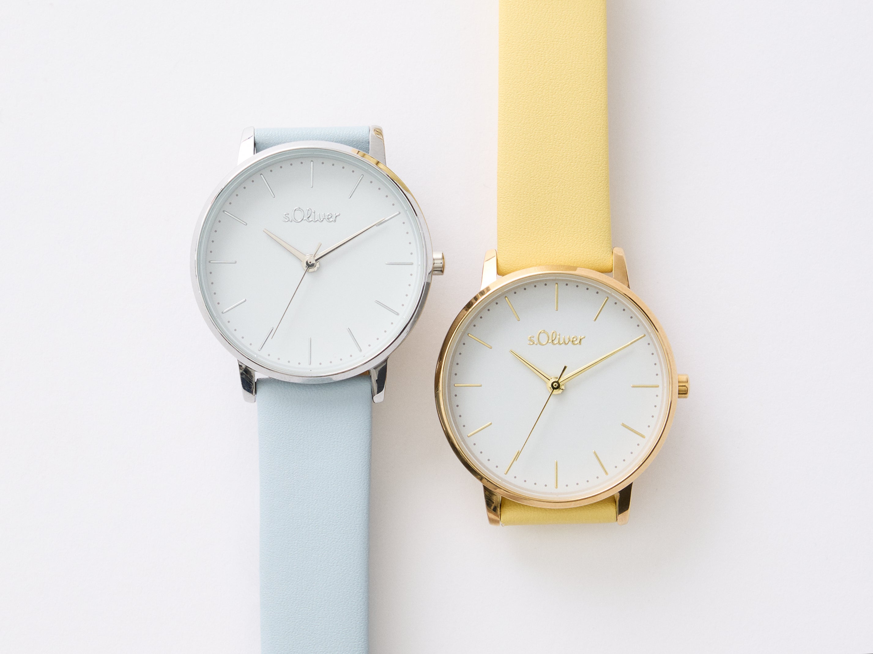 Zwei minimalistische s.Oliver Damenuhren mit pastellfarbenen Lederarmbändern in Hellblau und Gelb – elegante Alltagsuhren mit schlichtem Zifferblatt und zeitlosem Design.