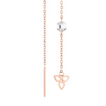 Die Ohrhänger - Flower von Tamaris aus Roségold sind mit einer runden Zirkonia-Perle und einem filigranen, blattförmigen Anhänger versehen, der für einen eleganten, floral inspirierten Look sorgt.