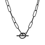 The LIEBESKIND BERLIN Halskette – The Short T-bar is a black Edelstahl necklace with bold oval links and a striking T-Bar-Design toggle clasp at the center, offering a minimal and modern look.
