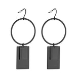 Zwei schwarze LIEBESKIND BERLIN Creolen - The Geometric von Liebeskind Berlin mit rechteckigen Anhängern und kleinen Tags - ein modernes Highlight für deine Schmuckkollektion.