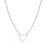 Die Halskette "in Liebe" von Liebeskind Berlin ist eine silberne Kette mit einem Herzanhänger aus Roségold, die sich ideal als Geschenk eignet und auf weißem Hintergrund gezeigt wird.
