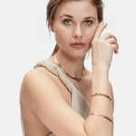 Liebeskind Berlin Fußkette mit drei flachen Schlangenketten im layering Style in der Farbe gold Tragebild