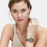 Liebeskind Berlin Ohrhänger mit mehreren Anhängern, darunter Herz- und Logo-Designs in der Farbe roségold Tragebild