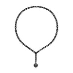 LIEBESKIND BERLIN Halskette - The Short Y-Style von Liebeskind Berlin: eine schwarze Kette mit einem baumelnden schwarzen Kugelanhänger, der schlichte Eleganz und modernen Stil miteinander verbindet.