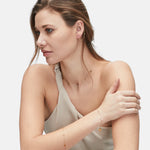 Liebeskind Berlin Ear Cuff mit mehreren Anhängern, darunter Herz- und Logo-Designs in der Farbe gold Tragebild