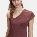 Liebeskind Berlin Halskette mit mehreren Anhängern, darunter Herz- und Logo-Designs und T-Bar-Verschluss in der Farbe roségold Tragebild