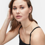 Liebeskind Berlin Creole mit "LIEBESKIND" Gravur in der Farbe gold; Größe 30 Tragebild