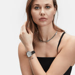 Liebeskind Berlin Halskette mit drei flachen Schlangenketten im layering Style in der Farbe roségold, Tragebild