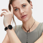 Eine Frau in einem ärmellosen Oberteil trägt die LIEBESKIND BERLIN Ear Cuff - The Small Basic Logo von Liebeskind Berlin und schaut in die Kamera.