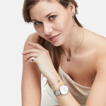 Liebeskind Berlin Armband mit zierlichem Band und verspieltem Herzmotiv in der Farbe silber Tragebild