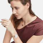 Liebeskind Berlin Armband mit zierlichem Band und verspieltem Herzmotiv in der Farbe roségold Tragebild