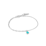 Das Ania Haie Armband - Turquoise Hidden Gem besteht aus einer zarten 925er Sterlingsilberkette mit einem kleinen türkisfarbenen Tropfenanhänger und einem rechteckigen Anhänger für mühelose Eleganz.