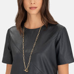 Liebeskind Berlin Halskette bestehend aus einer goldenen Y-Gliederkette mit T-Bar-Verschluss; Tragebild