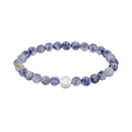 Das LIEBESKIND BERLIN Beads - Armband von Liebeskind Berlin besteht aus runden blauen Jaspis und weiß marmorierten Halbedelsteinen auf einem Stretchband, das mit einem kleinen silbernen Scheibenanhänger für einen eleganten Look abgeschlossen wird.