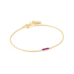 Das Ania Haie Armband - Berry Enable Bar ist ein zartes Armband aus 925er Sterlingsilber mit einem kleinen lila Balken, einem Verschluss und einem winzigen eingravierten Anhänger - ein wahrhaft minimalistisches Stück von Ania Haie.