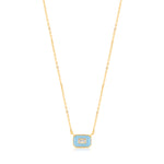 Ania Haie Halskette - Der blaue Emaille-Anhänger: Goldkette mit einem rechteckigen blauen Emaille-Anhänger und einem kleinen zentralen Edelstein auf 925er Sterlingsilber, dargestellt auf weißem Hintergrund. Marke: Ania Haie.